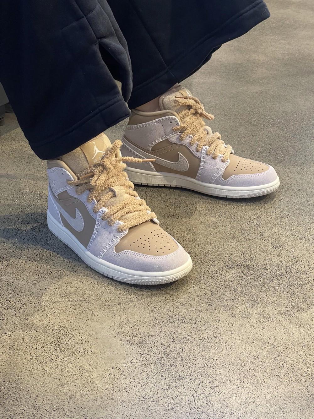 谁懂啊!这双奶咖AJ1 Low真的戳中我心巴🤎
奶白+浅棕的奶茶配色,
像把秋冬的热可可穿在脚上